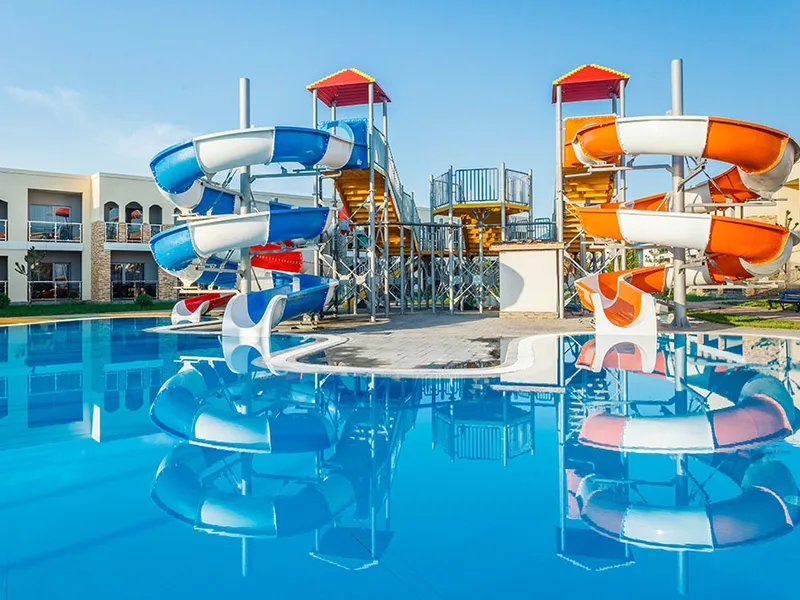 Бассейн с тремя горками - Отель MOREA Family Resort&Spa