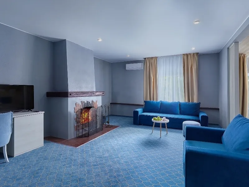 Люкс однокомнатный с камином в Отель Country Resort HOTEL & SPA