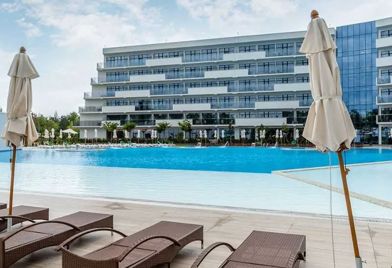 Основной открытый бассейн - Отель Movenpick Resort & SPA Anapa Miracleon (5*)