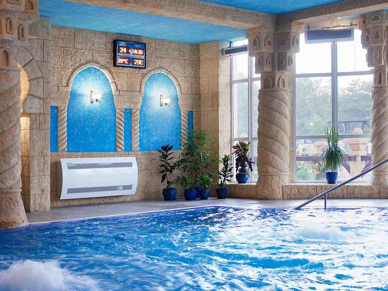 Крытый бассейн с гидромассажем - Отель Alean Family Resort & Spa Riviera