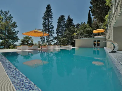 Beach bar and pool bar