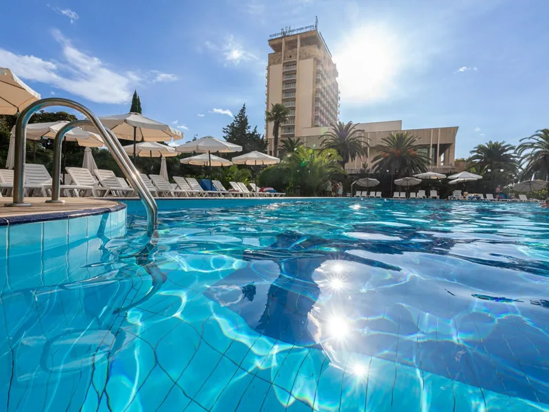 Открытый бассейн - Отель «AMZA PARK-HOTEL»