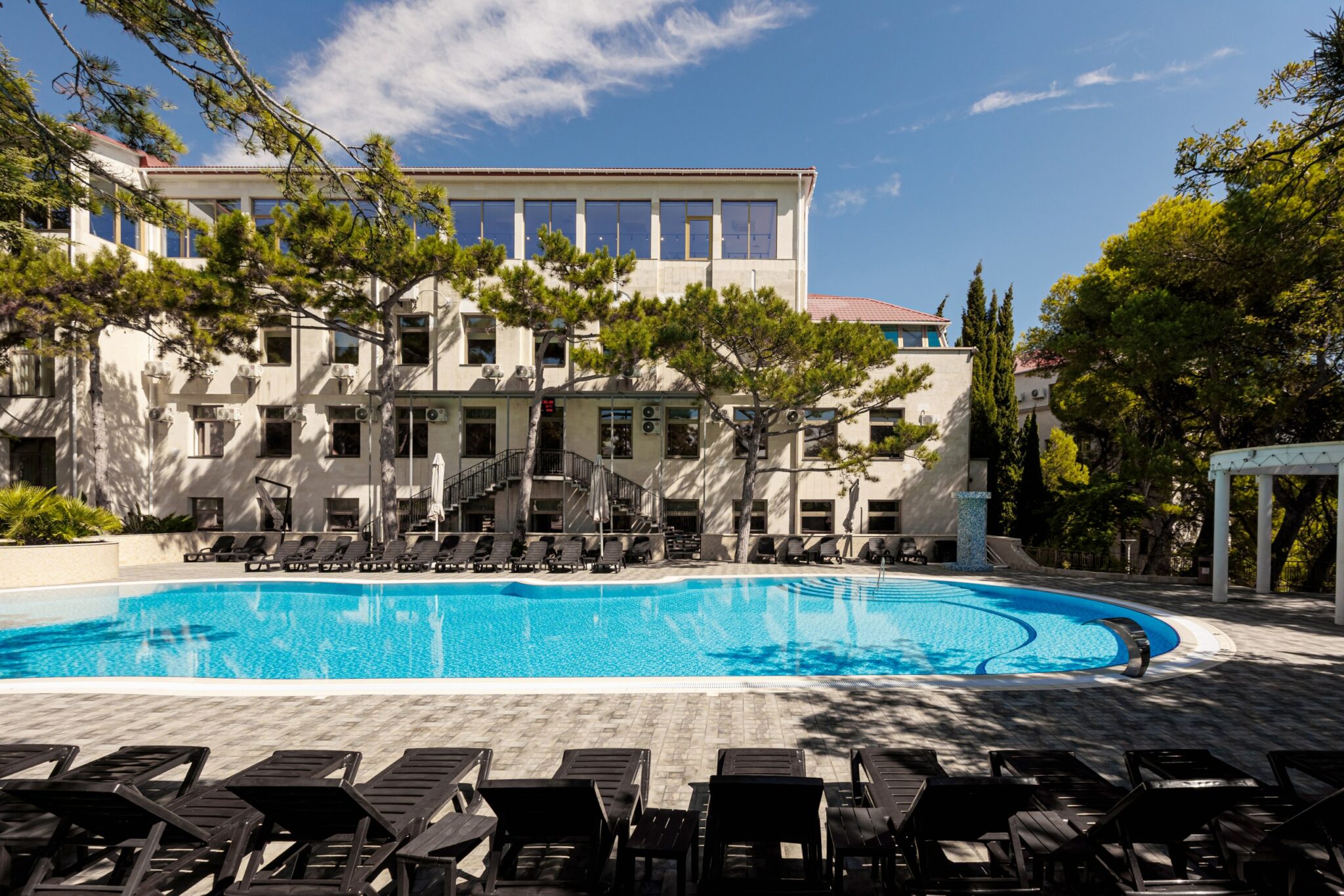 Открытый подогреваемый бассейн -  Санаторий Сосновая Роща